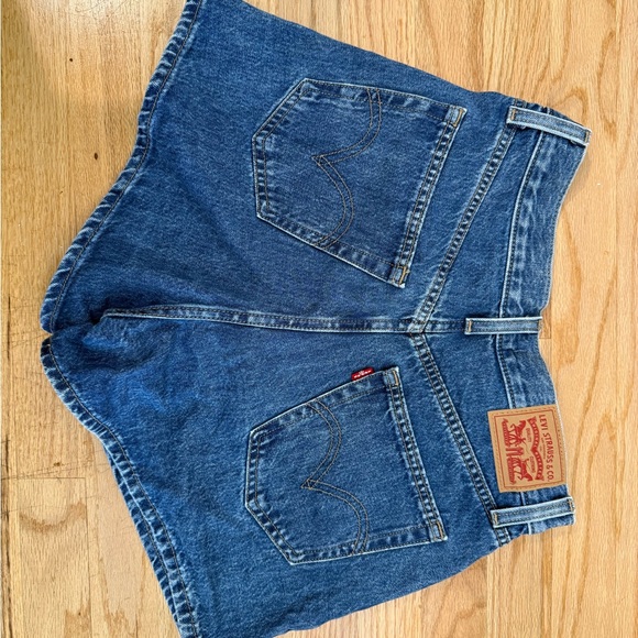 Levi's Women's High Waisted Mom Shorts - Cool Places to Go - Picture 3 of 5